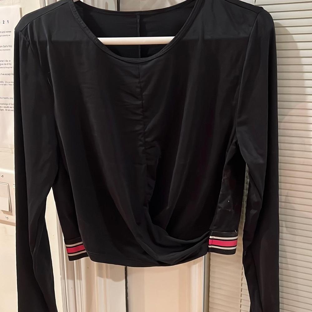 Black workout crop top